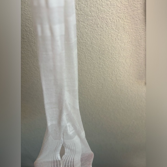 HTF Lululemon Flip Your Dog Top in White Exploded Manifesto Pop Block L/XL - Picture 9 of 9